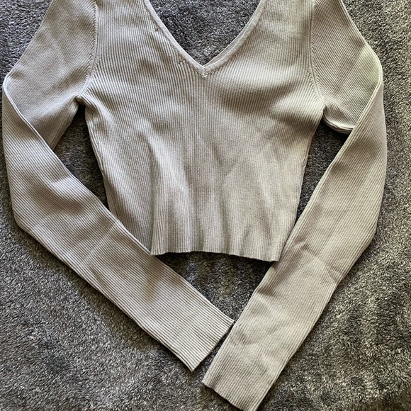 Cropped Grey Sweater - Picture 3 of 3